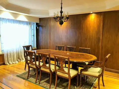 Casa en Alquiler con 4 cocheras