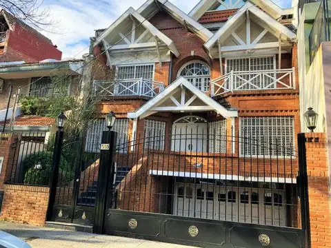 Casa en alquiler con todas las comodidades, cochera, jardín y piscina, en Martínez, San Isidro.