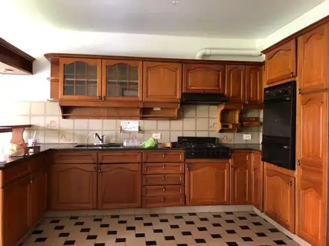 Casa en Alquiler con 4 cocheras