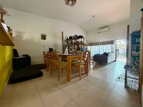 CASA AL FRENTE DOS DORMITORIOS JARDIN LA FLORIDA Fontanarrosa 100