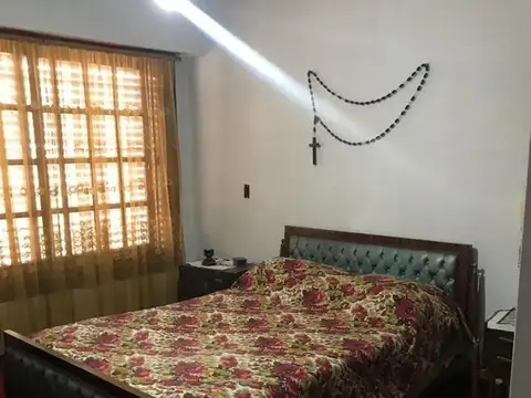 casa de 4 amb en dos plantas con fondo