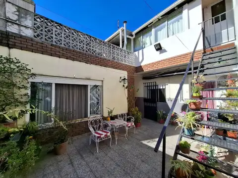 Casa 7 ambientes con 2 baños