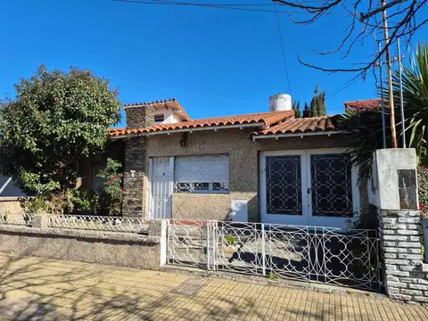 CASA 5 AMBIENTES EN VENTA BANFIELD APTA CREDITO