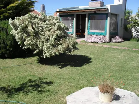 Casa 6 ambientes con 2 baños