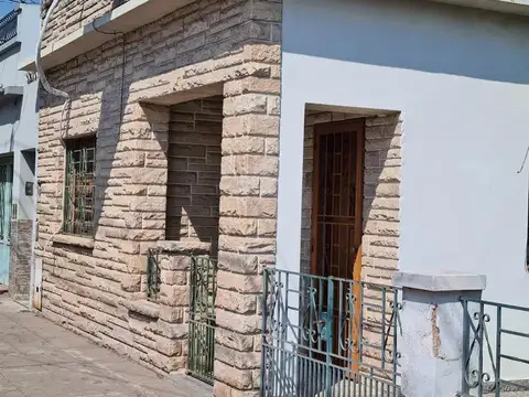 VENTA- CASA 5 AMB - QUINCHO - FONDO - COCHERA- SAN JUSTO