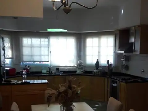 Casa en Venta con 3 cocheras