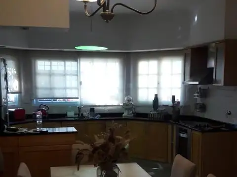 Casa en Venta con 3 cocheras