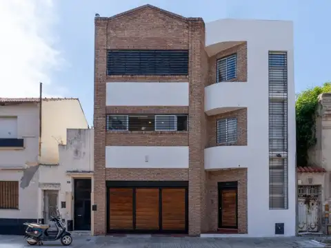 CASA EN VENTA. 3 HABITACIONES. PILETA. 2 COCHERAS.