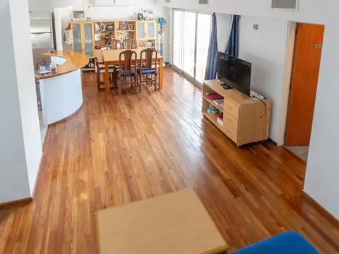 CASA EN VENTA. 3 HABITACIONES. PILETA. 2 COCHERAS.