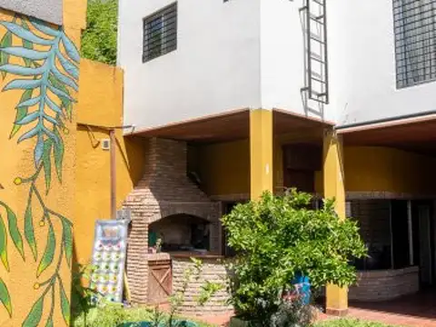 CASA EN VENTA. 3 HABITACIONES. PILETA. 2 COCHERAS.