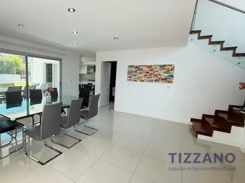 Casa en Alquiler con 6 cocheras