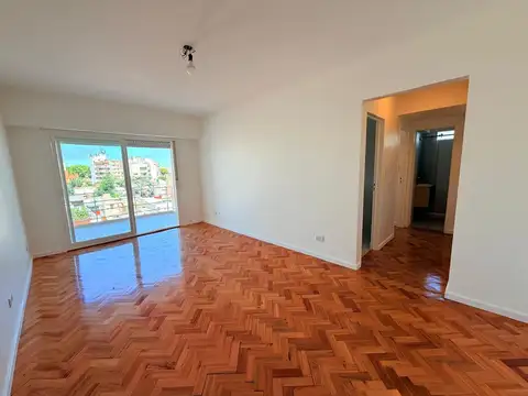 Hermoso departamento de 2 ambientes con balcón aterrazado, excelente zona de Monte Castro.