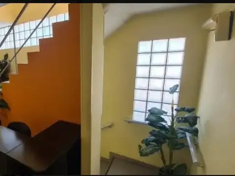 Oficina 15 ambientes con 4 baños