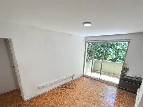 Departamento de 2 amb al frente con balcón.