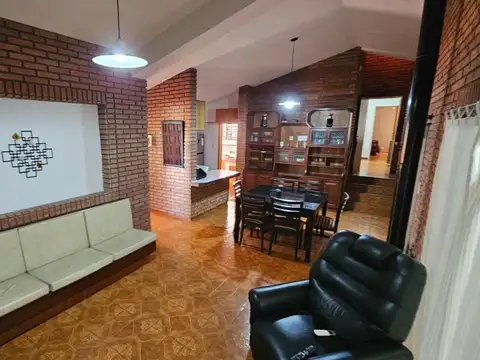 Casa 6 ambientes con 2 baños
