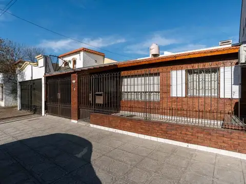 Casa 5 ambientes en venta Bernal Centro