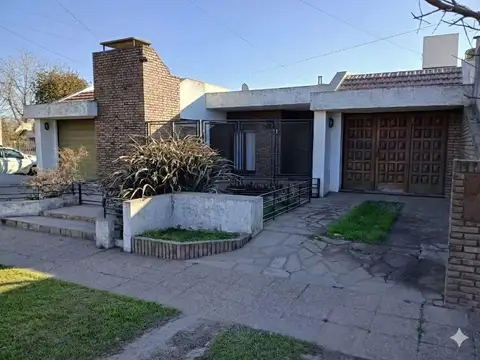 Casa de 2 Dormitorios con Amplio Jardín - Carmen del Sauce