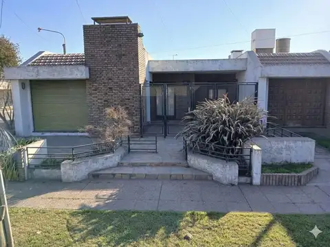 Casa de 2 Dormitorios con Amplio Jardín - Carmen del Sauce