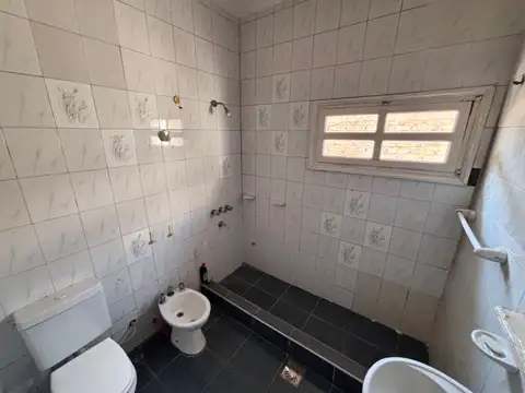 Casa 5 ambientes con 1 baño