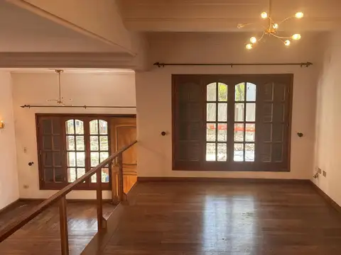 Casa 7 ambientes con 2 baños