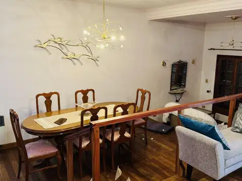 Casa 7 ambientes con 2 baños