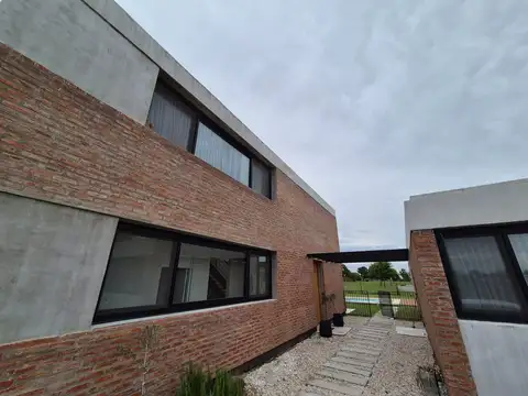 Casa en Alquiler Temporal con 5 cocheras