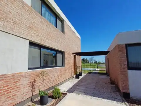 Casa en Alquiler Temporal con 5 cocheras