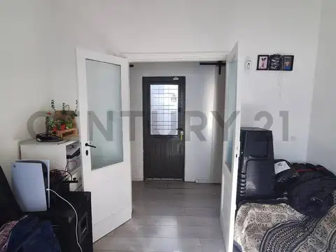 Venta de Casa 4 ambientes (tipo PH) con Patio y Terraza, Apto Crédito en Banfield, Lomas de Zamora.
