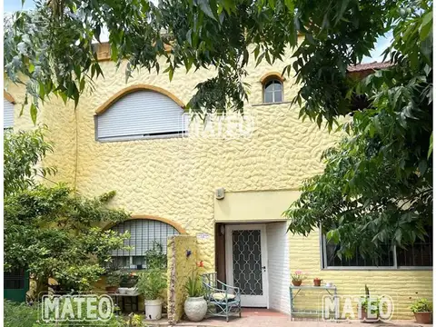 AMPLIA Y SOLIDA CASA CONSTRUIDA EN 2 PLANTAS.