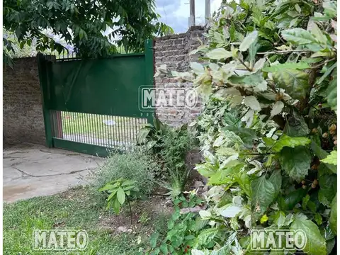 AMPLIA Y SOLIDA CASA CONSTRUIDA EN 2 PLANTAS.