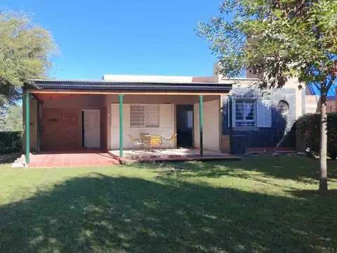 SE VENDEN 2 CASAS SOBRE LOTE DE 480m2 V. RUMIPAL