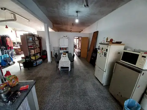 525 E/117 y 118. Casa y galpón de 290 m2  