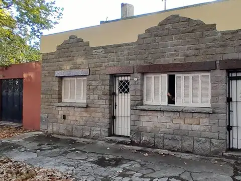VENTA CASA 3 amb + DPTO A REFACCIONAR - LA PERLA 