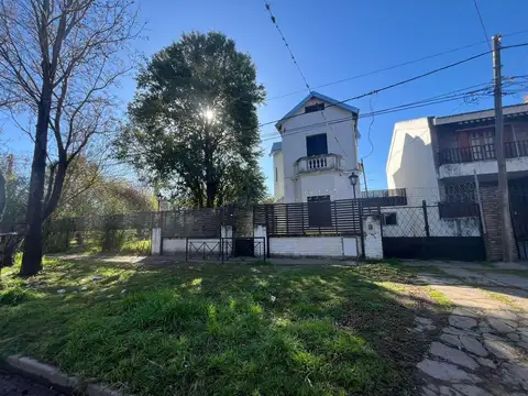 Casona con amplio salón y múltiples destinos – Fisherton