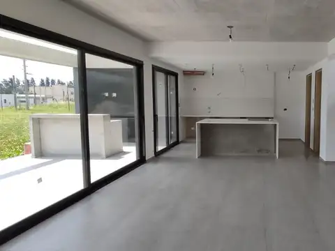 Casa 8 ambientes con 2 baños