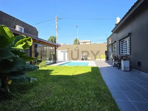 VENTA | Casa 5 Ambientes con Parque Pileta y Quincho 2 Cocheras en Villa Sarmiento - PERMUTA