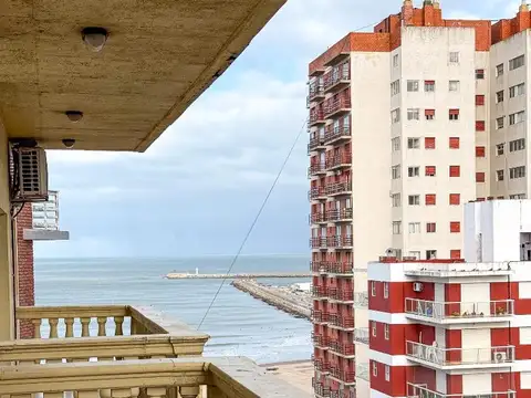 SEMIPISO DE TRES AMBIENTES EN PLAYA GRANDE