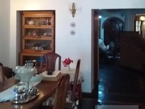 CHALET DE 5 AMB CON JARDIN Y COCHERA PASANTE .