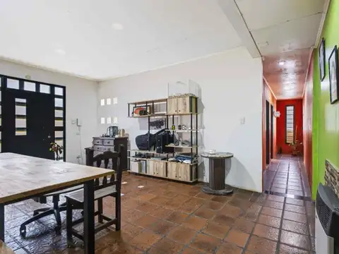 Casa 6 ambientes con 2 baños