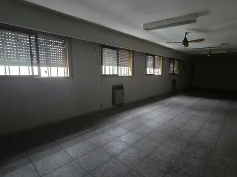 Casa 8 ambientes con 2 baños