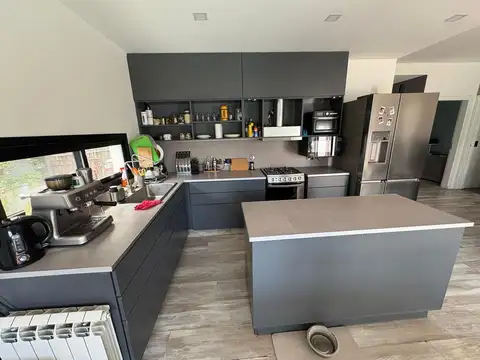 Casa en Venta con 3 cocheras