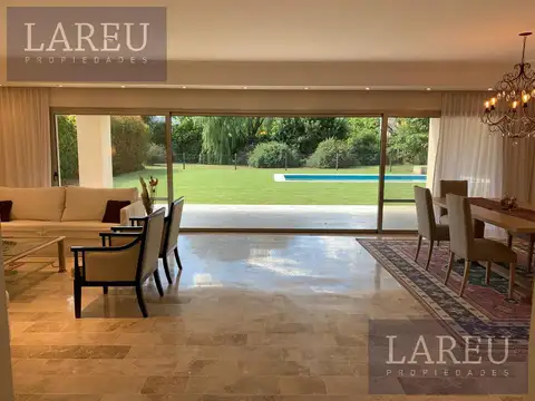 Casa en Alquiler con 1 cochera