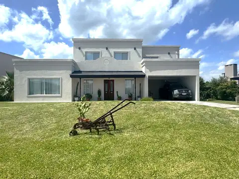 Casa 5 ambientes con 3 baños