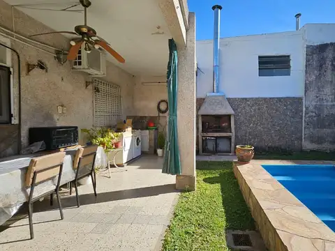 Casa 7 ambientes con 2 baños