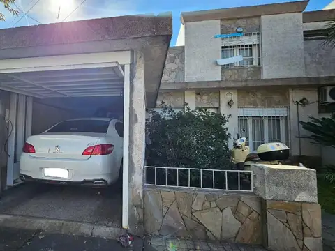 CASA-TRES DORMITORIOS-COCHERA-JARDIN-PILETA-ARROYITO-Jose ingenieros 1100