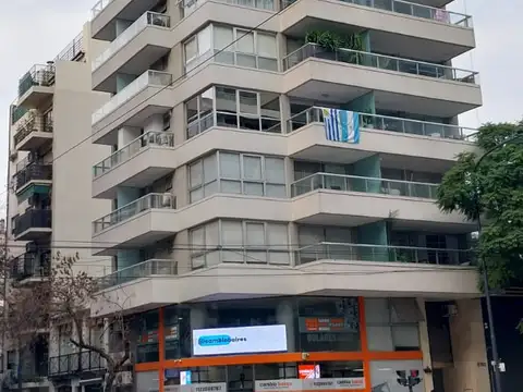 2 Ambientes amplios,  2 Balcones, uno Terraza,  baño y Toillet, Categoria 