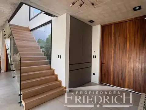 Casa 6 ambientes con 4 baños