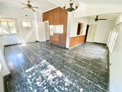 Casa 4 ambientes con 2 baños