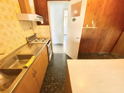 Chalet en dos plantas en buen estado y excelente ubicación.