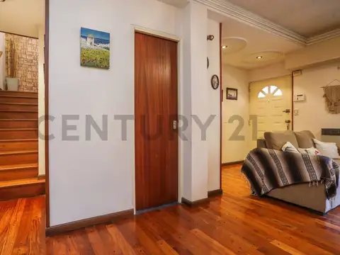 Venta-permuta Casa 5 ambientes en Flores con patio, terraza y cochera
